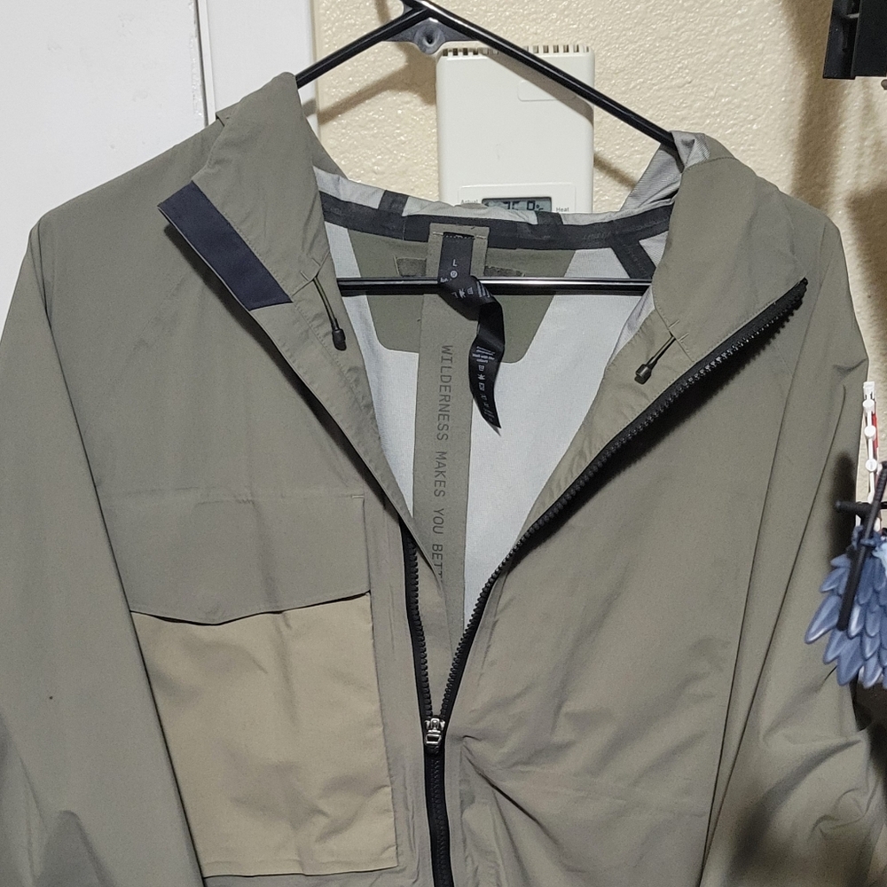 Lululemon mens large green escape and explore rain jacket